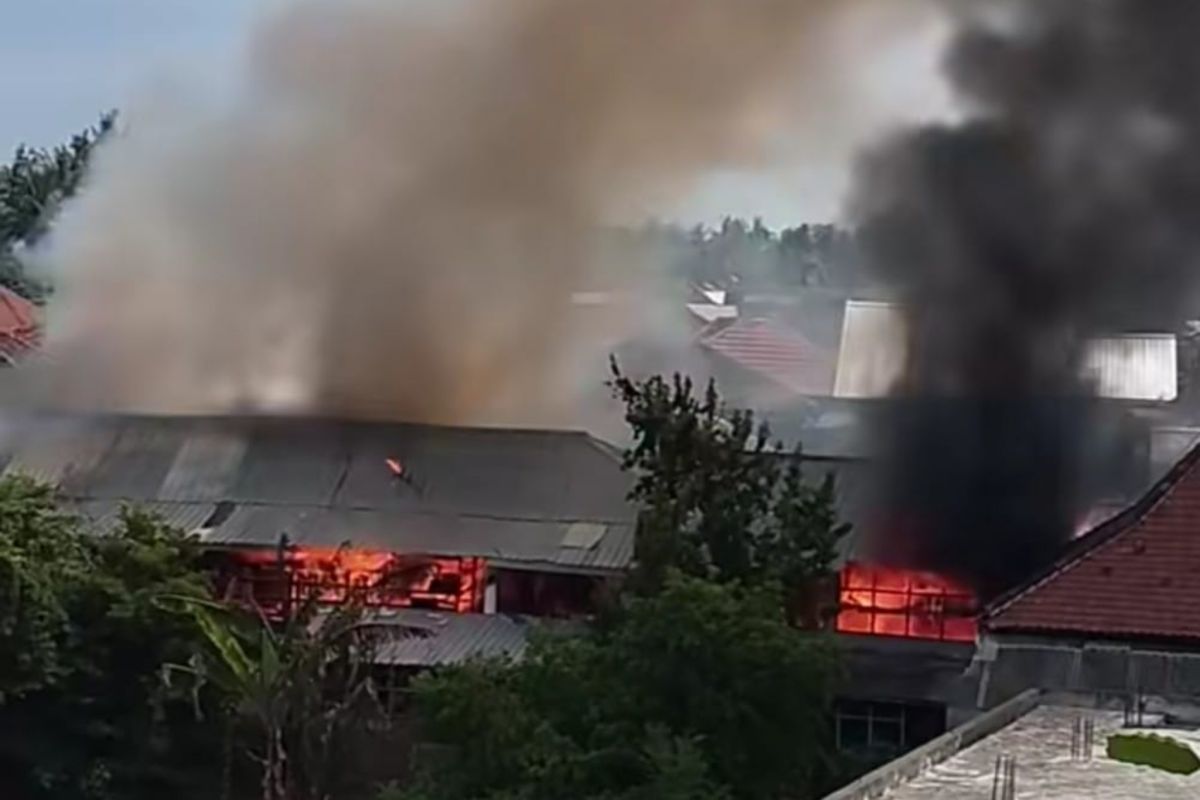 Rumah dan sepeda motor tosa ludes 6terbakar di Lotim