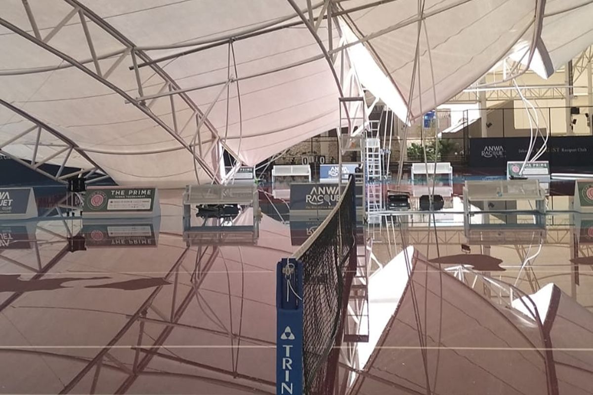 Atap lapangan padel di Meruya Jakbar ambruk diterjang angin kencang
