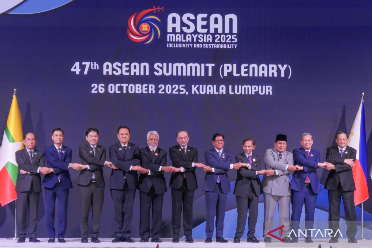 Presiden Prabowo dan para pemimpin ASEAN berfoto bersama pada KTT ke-47 di Malaysia