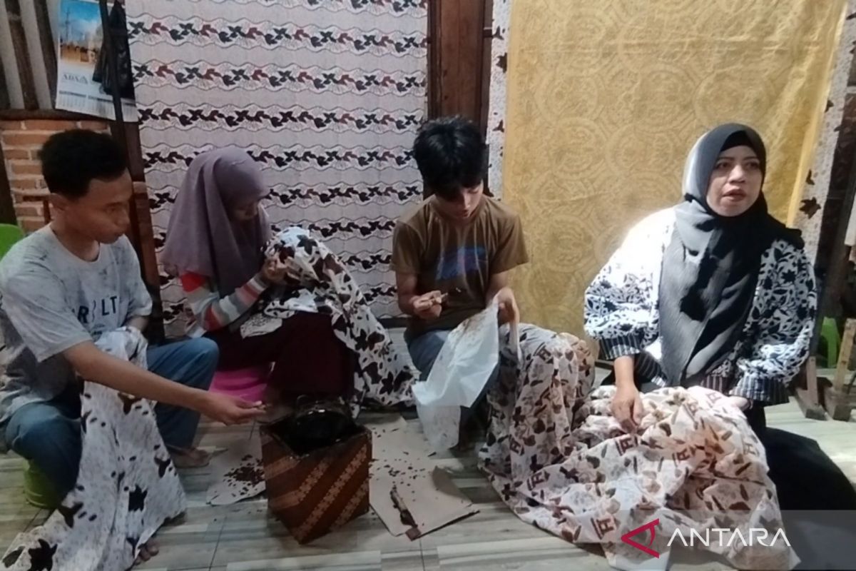 Nafis Arif Fiyanto, menoreh asa difabel di atas kain batik