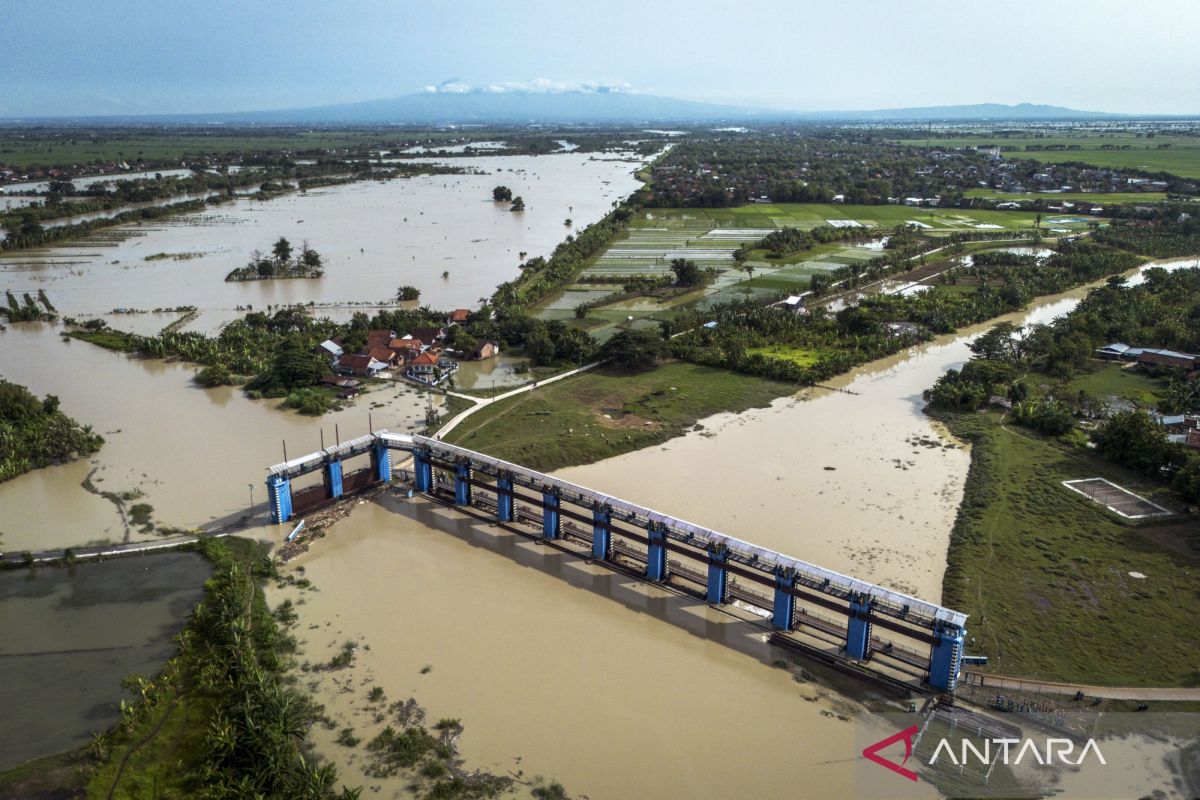 Hujan deras guyur Blora, jalan nasional Blora-Cepu tergenang air
