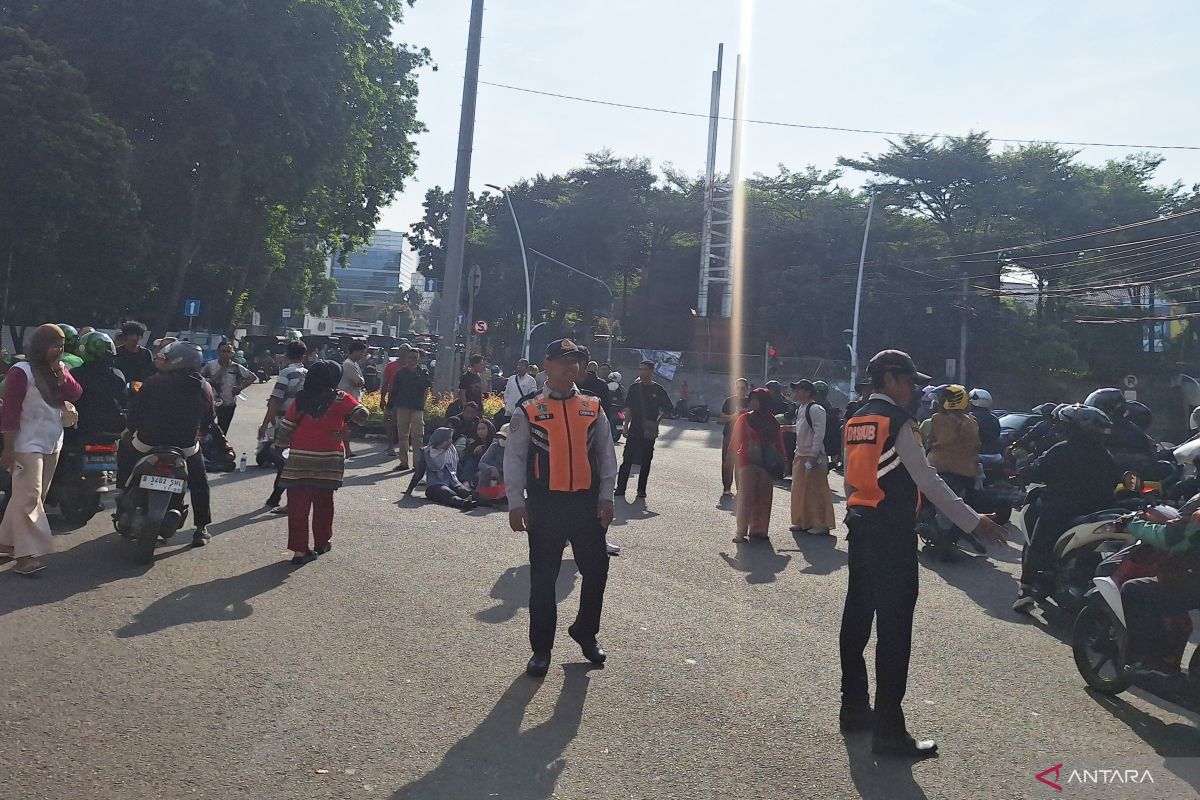 Pedagang Barito tutup jalan perempatan Taman Ayodya imbas penertiban