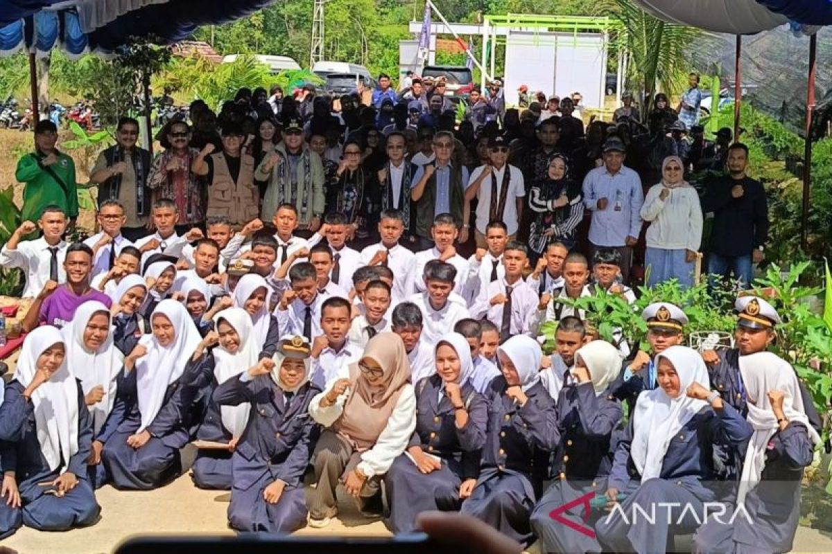 Pemprov Kaltim ajarkan siswa SMK kembangkan kemiri sunan untuk EBT