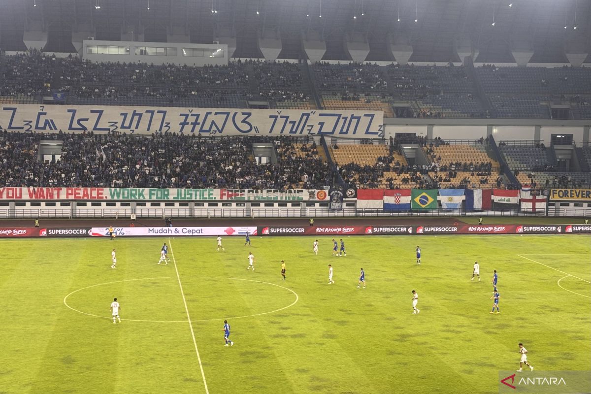 Sepuluh pemain Persib Bandung kalahkan Persis Solo dengan skor 2-0