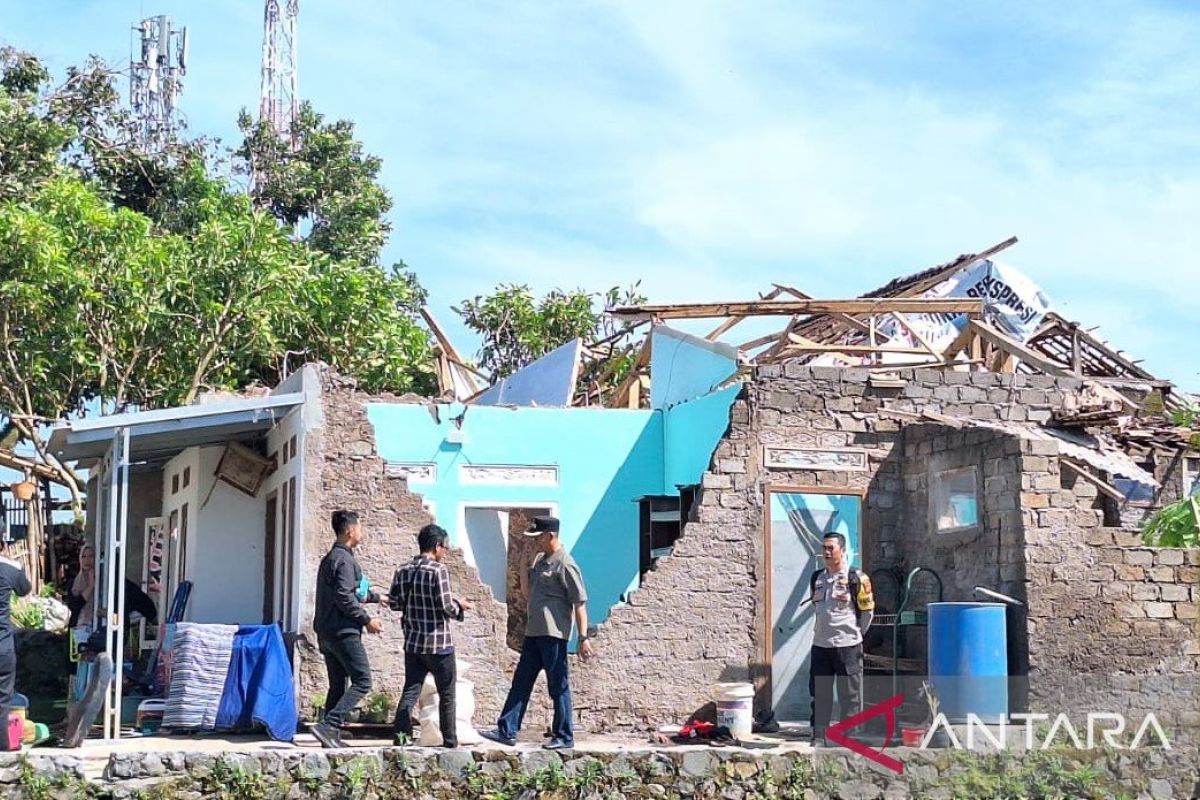 Sebanyak 772 rumah rusak akibat cuaca ekstrem di Mande-Cianjur