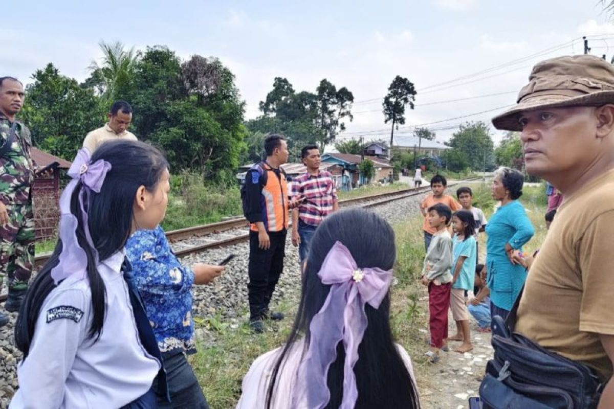 Pakai headset di jalur rel, seorang pemuda tertabrak kereta api