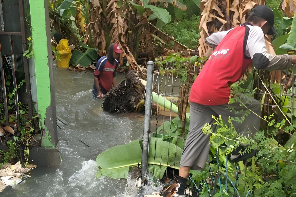 Pemkot Semarang kerahkan pekerja untuk bersihkan saluran air