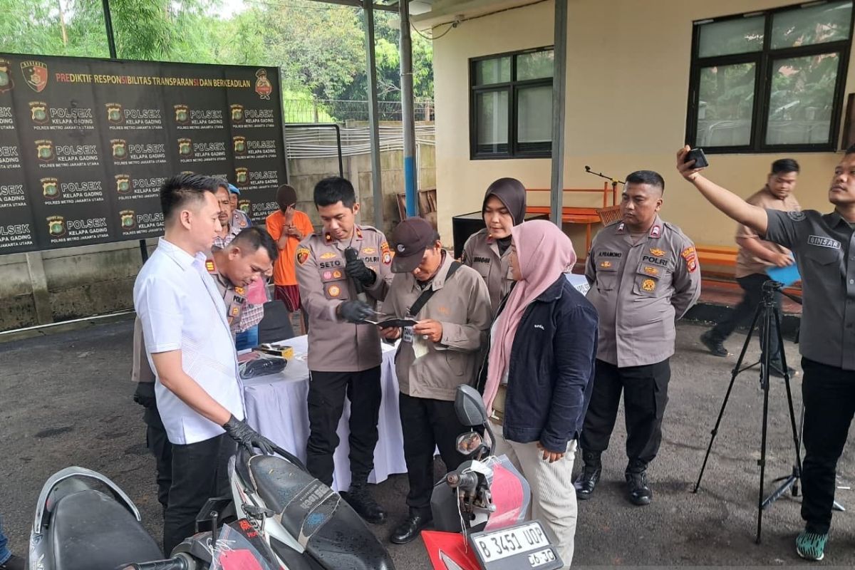Polisi serahkan motor milik warga Kelapa Gading yang dicuri