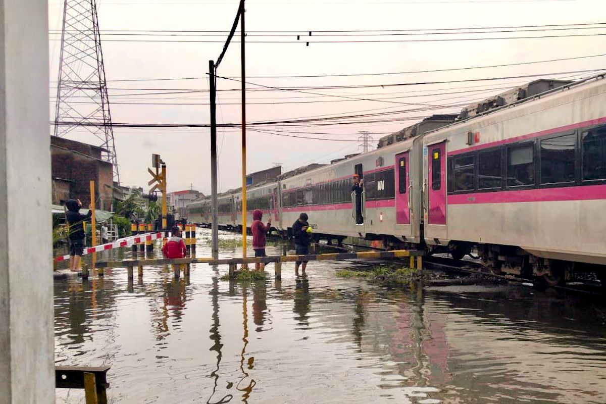 KAI pastikan pengembalian tiket 100 persen imbas banjir di Semarang