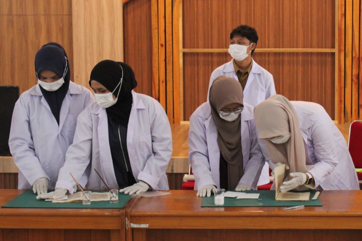 Mahasiswa UIN Ar-Raniry belajar restorasi naskah kuno