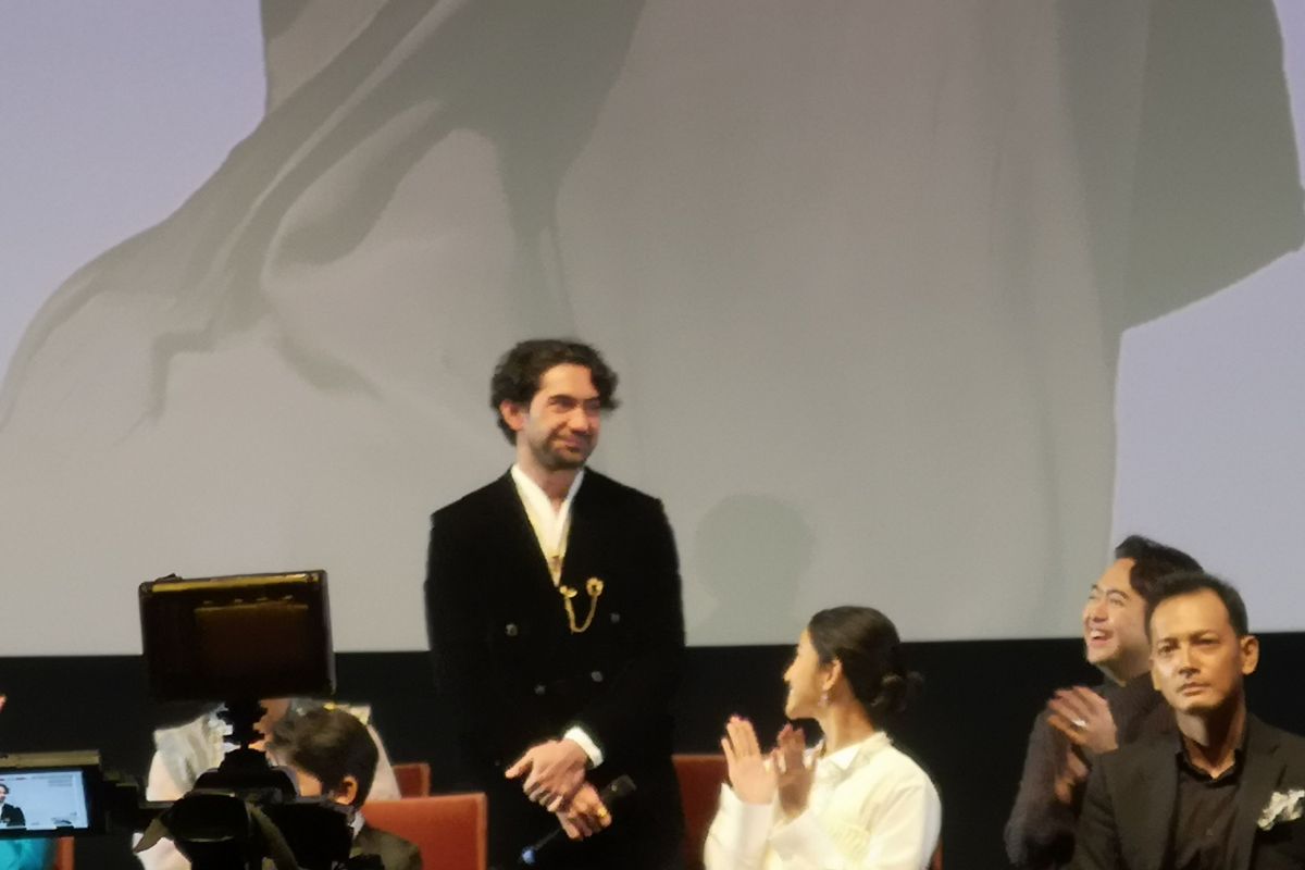 Reza Rahadian terlibat penuh dalam pengarahan film "Pangku"