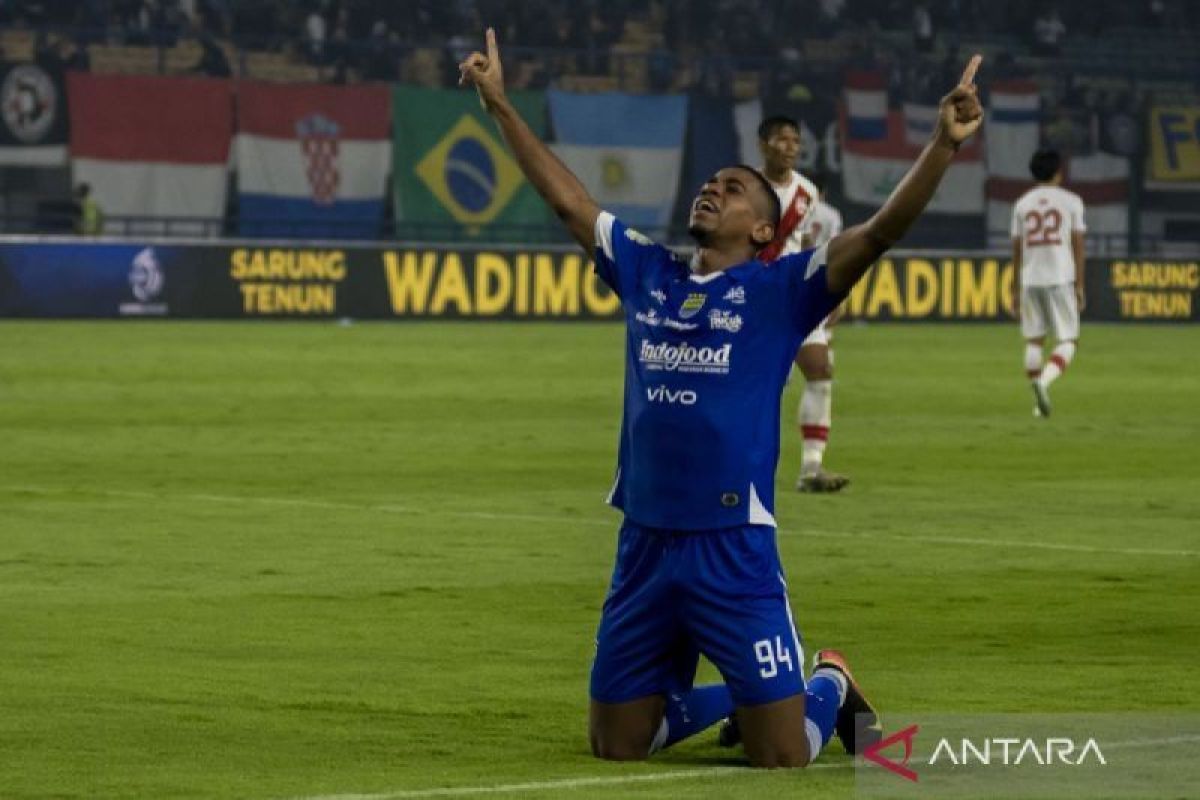 Dengan 10 Pemain, Persib Bandung Bungkam Persis Solo 2-0