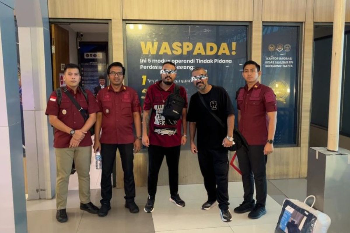 Imigrasi Kediri deportasi dua warga Iran terlibat kriminal