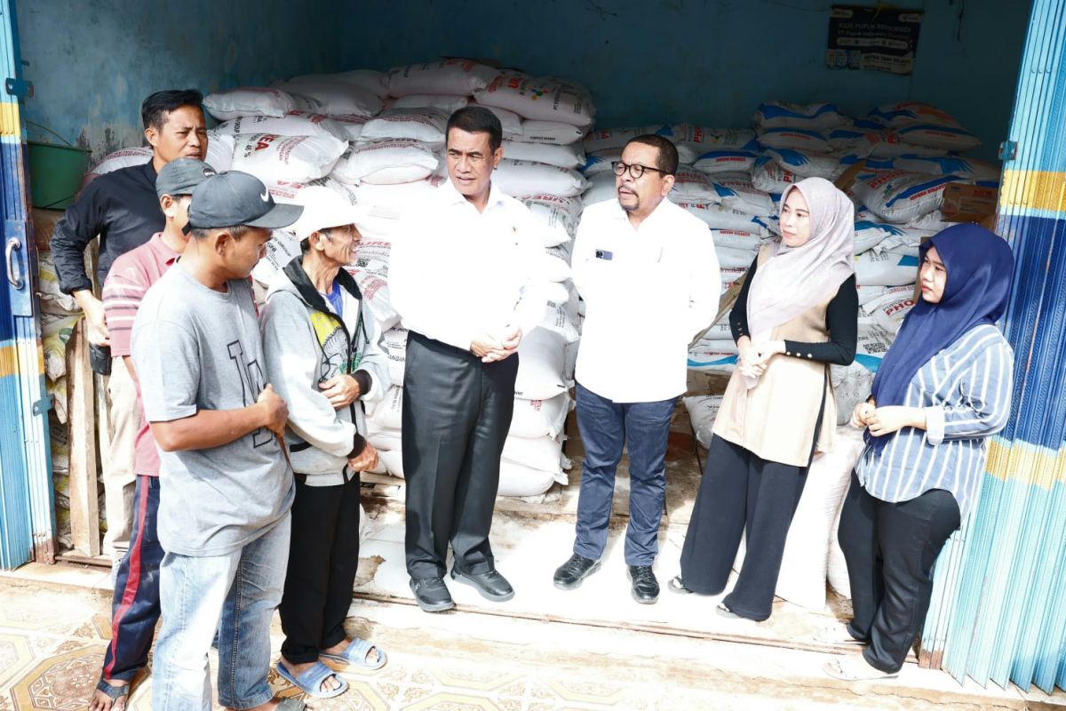 Minister inspects fertilizer kiosks in Lampung to ensure price drop