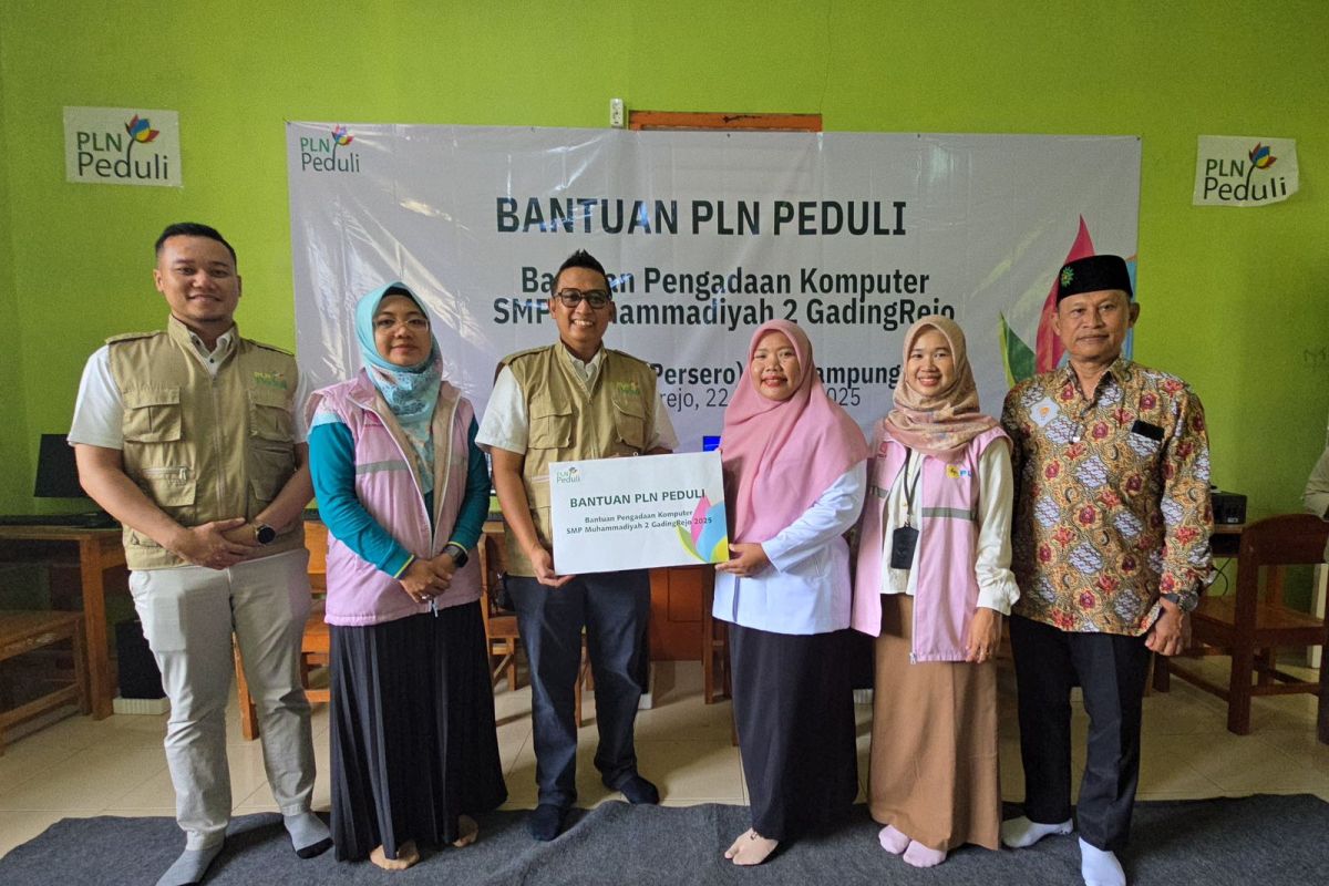 PLN beri bantuan komputer ke SMP Muhammadiyah 2 Gading Rejo