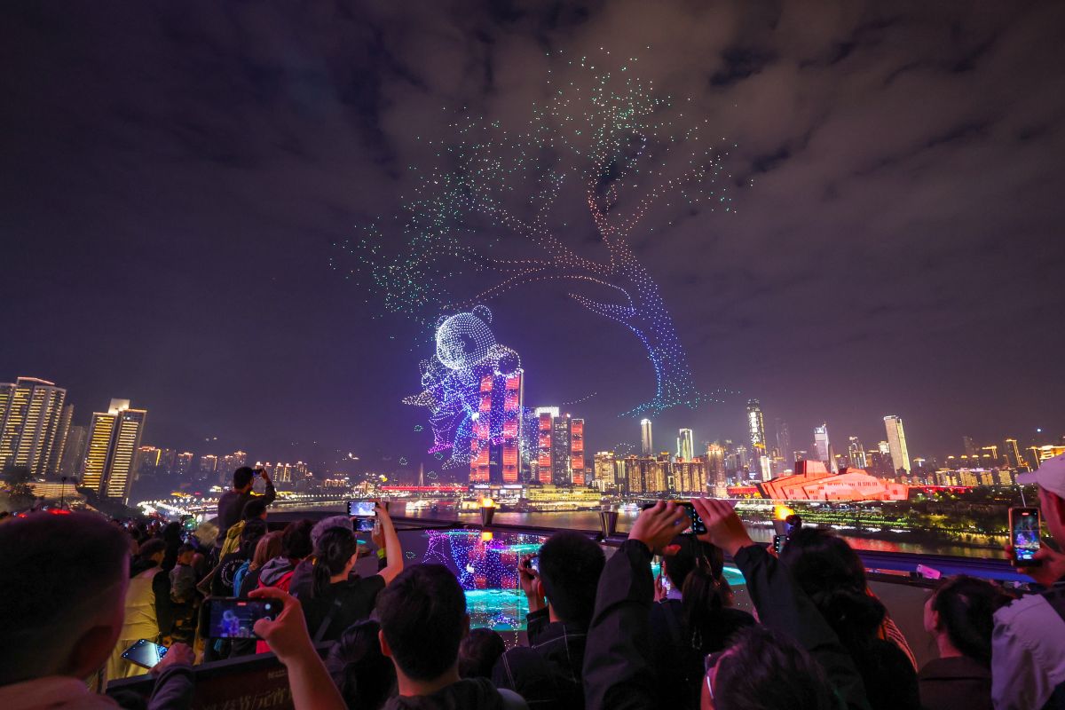 Pertunjukan cahaya drone untuk peringatan Hari Kota Sedunia digelar di Chongqing, China