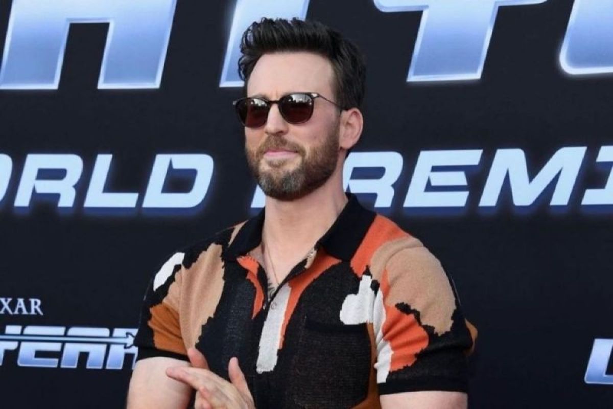 Momen Manis: Chris Evans dan Alba Baptista Dikaruniai Buah Hati Pertama