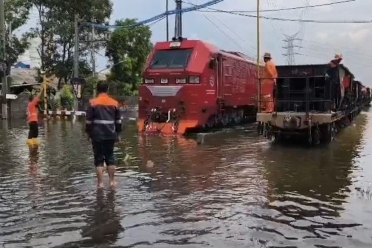 16 perjalanan KA dibatalkan akibat banjir rendam jalur rel di Semarang