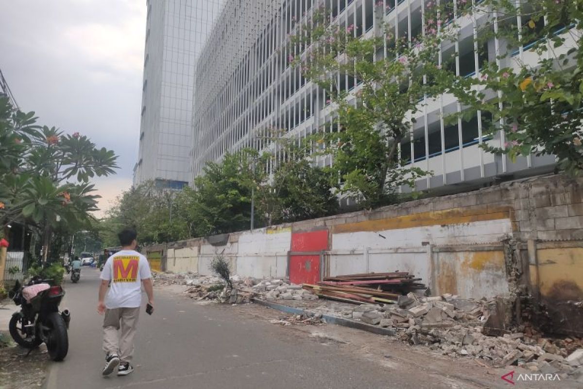 70 kios loksem samping Universitas Tarumanegara dibongkar
