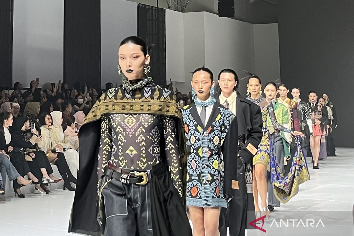 MORAL pamerkan eksplorasi wastra dalam ritme urban di JFW 2026