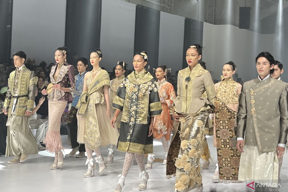 Paduan tenun songket Sambas dan nuansa Tionghoa warnai JFW 2026