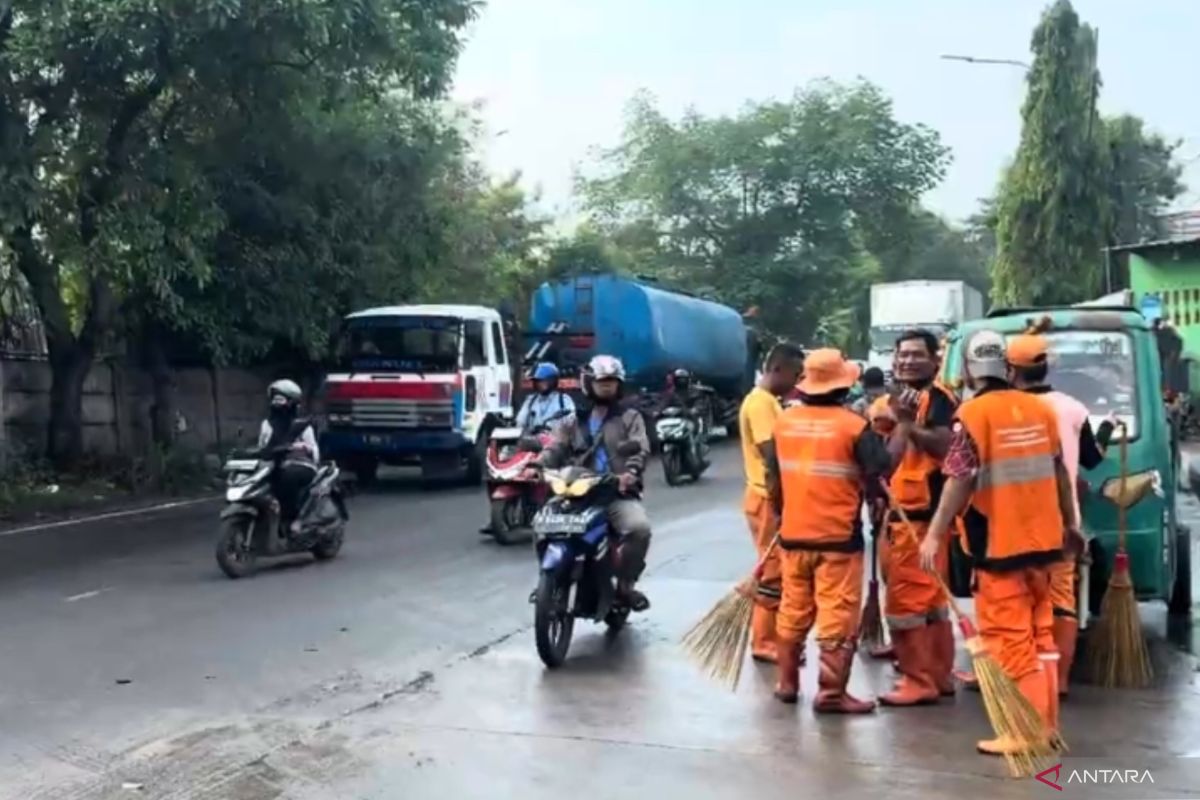 Gulkarmat Jaktim bersihkan tumpahan minyak di Jalan Raya Cakung