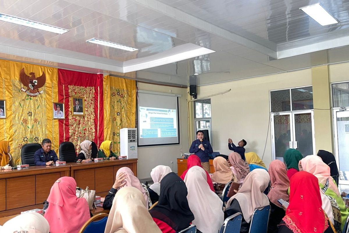 Sambut Hari Pahlawan, PLN UP3 Padang Sosialisasikan Layanan dan Promo Tambah Daya kepada Bundo Kanduang