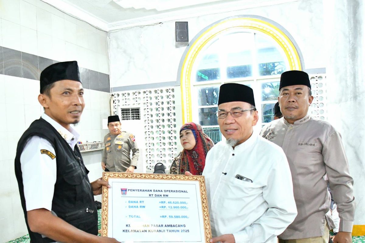 Wawako Maigus Nasir serahkan dana operasional triwulan III tahun 2025 Ketua RT/RW se-Kecamatan Kuranji