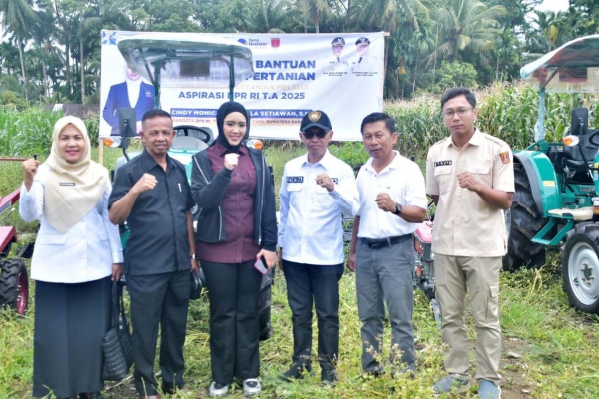 Legislator salurkan Alsintan bagi kelompok tani di Agam