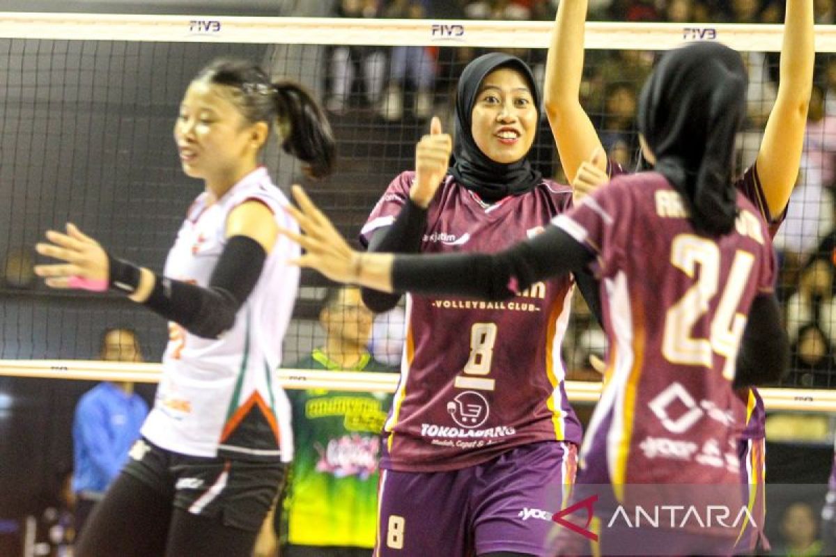 Qolini uning mushukiga yopishtiradi