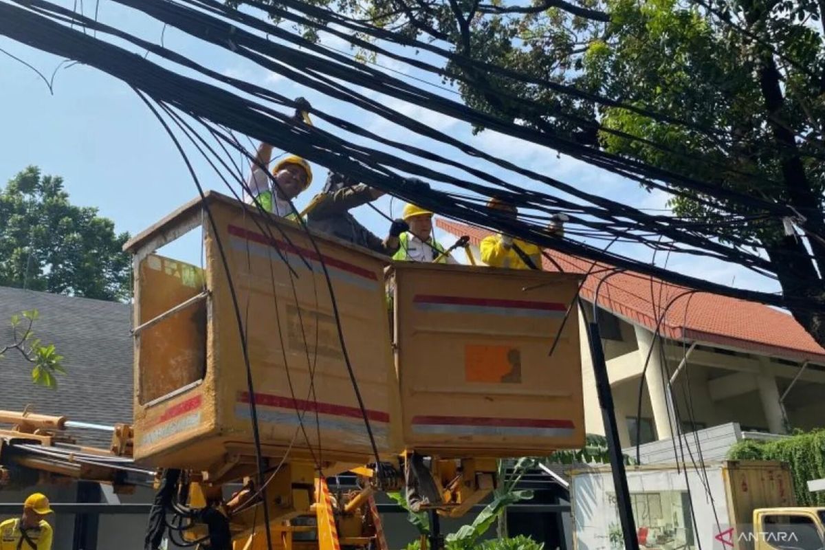 Pemilik jaringan utilitas diimbau beralih ke kabel bawah tanah