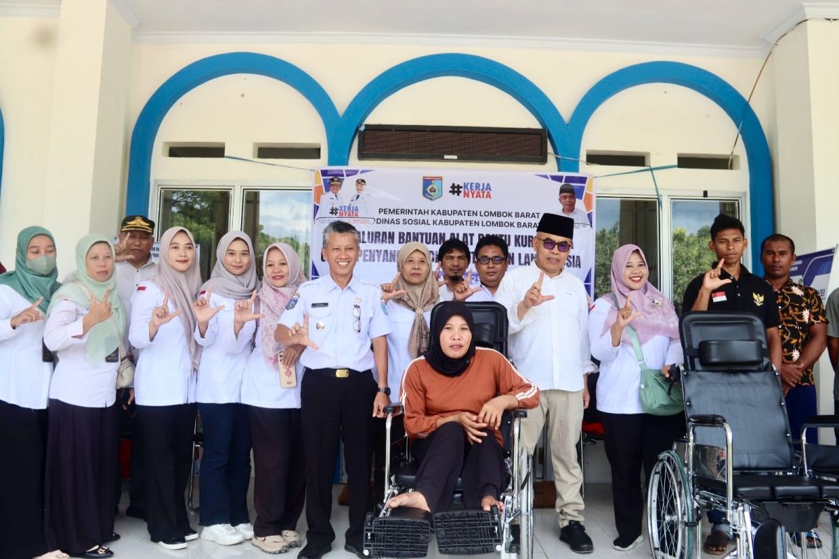 Lombok Barat menyalurkan bantuan kursi roda untuk disabilitas dan lansia