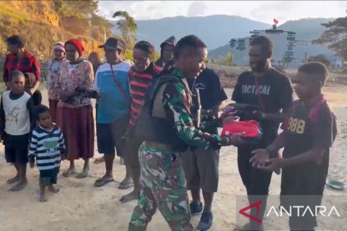 Satgas TNI Yonif 511/DY salurkan baju layak pakai ke warga Lanny Jaya