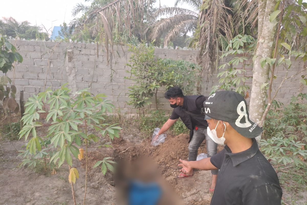 Geger mayat terkubur dibungkus terpal di Perawang Barat, Polisi duga korban pembunuhan