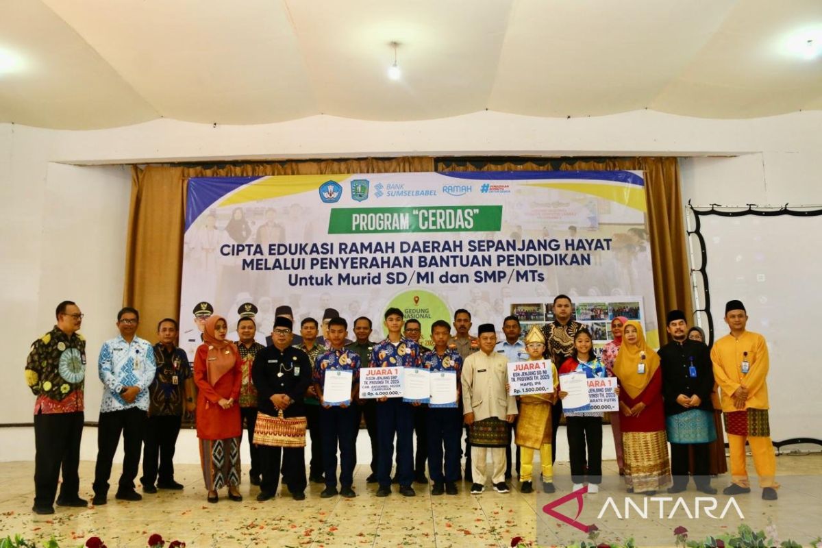 Pemkab Belitung salurkan bantuan kepada ratusan siswa