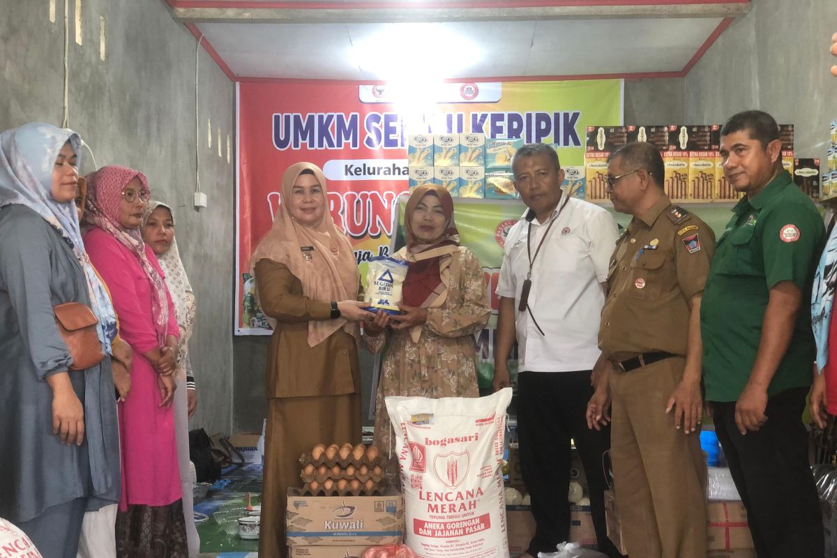 PT Semen Padang Salurkan Rp30 Juta untuk Peningkatan Produksi UMKM Seribu Keripik