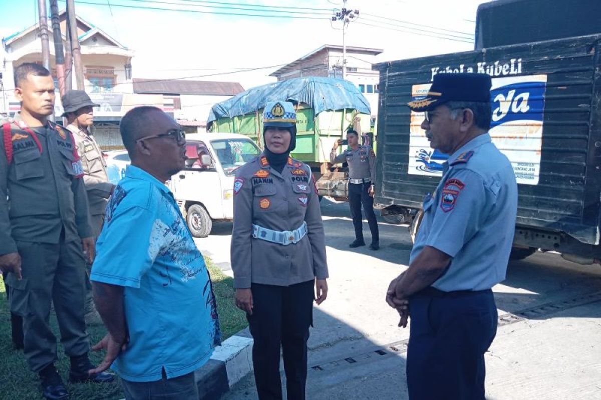 Tim gabungan Pemkab Pasaman Barat tertibkan antrean kendaraan di SPBU