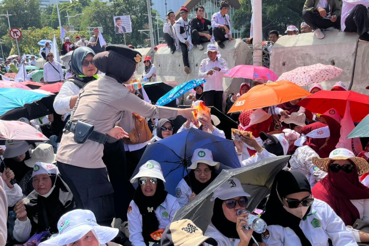 Demo guru berlangsung damai, polisi beri air dan roti untuk peserta aksi