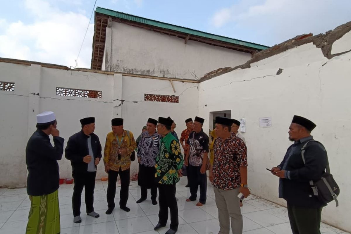 Kemenag salurkan bantuan untuk dua pesantren tertimpa musibah di Jatim
