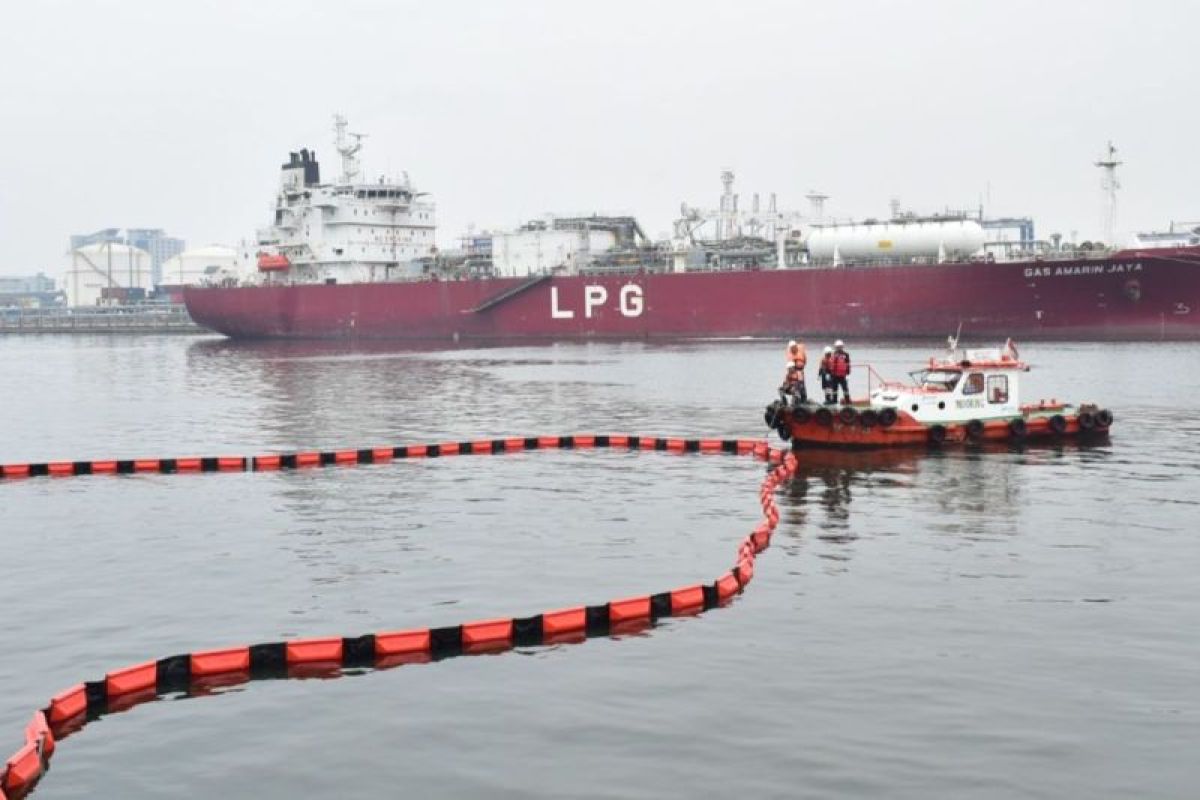 Pelindo gelar latihan penanggulangan tumpahan minyak di laut