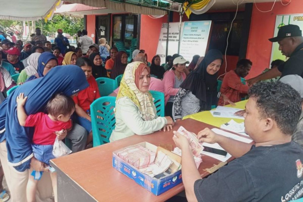 Kantor Pos Kaimana salurkan bansos PKH  dan sembako kepada 4.044 KPM
