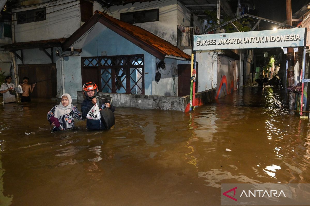 DKI kemarin, demo guru di Monas hingga 54 RT dilanda banjir