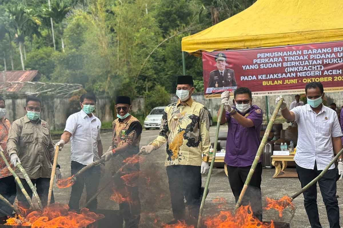 Kejari Aceh Selatan musnahkan berbagai jenis barang bukti tindak pidana