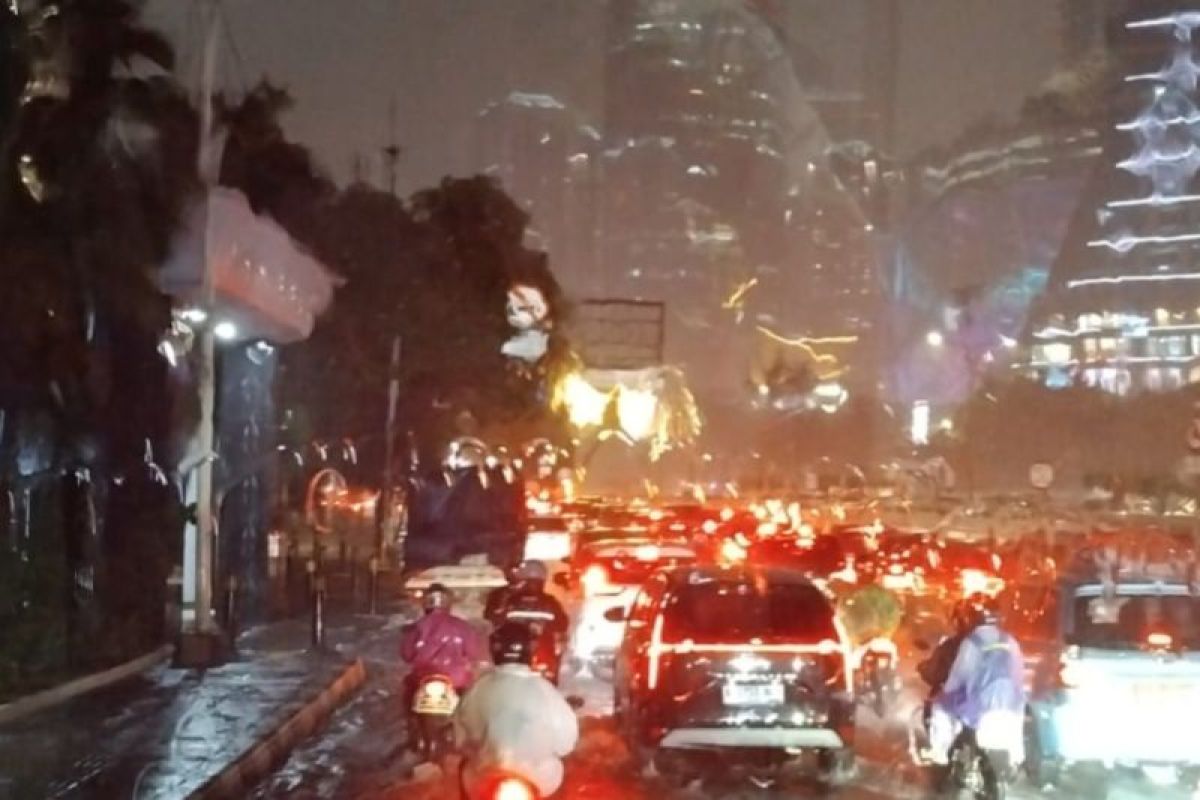 Transjakarta di tiga koridor terlambat imbas genangan dan kecelakaan