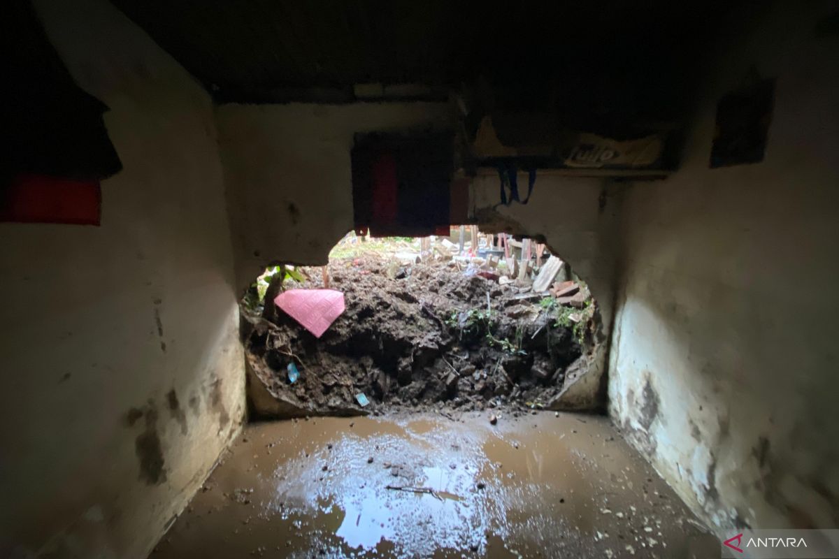 Rumah dan warung di Jati Padang jebol akibat diterjang banjir