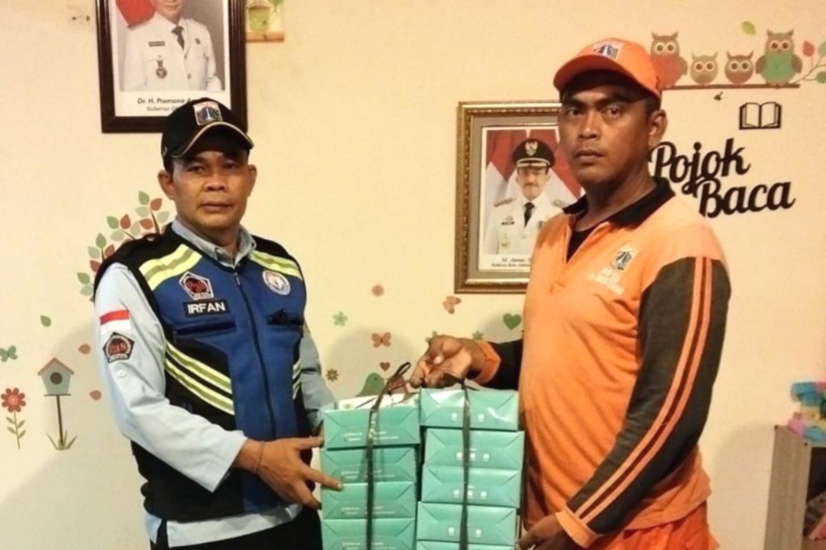 Sudinsos Jaksel bagikan bantuan makanan untuk penyintas banjir