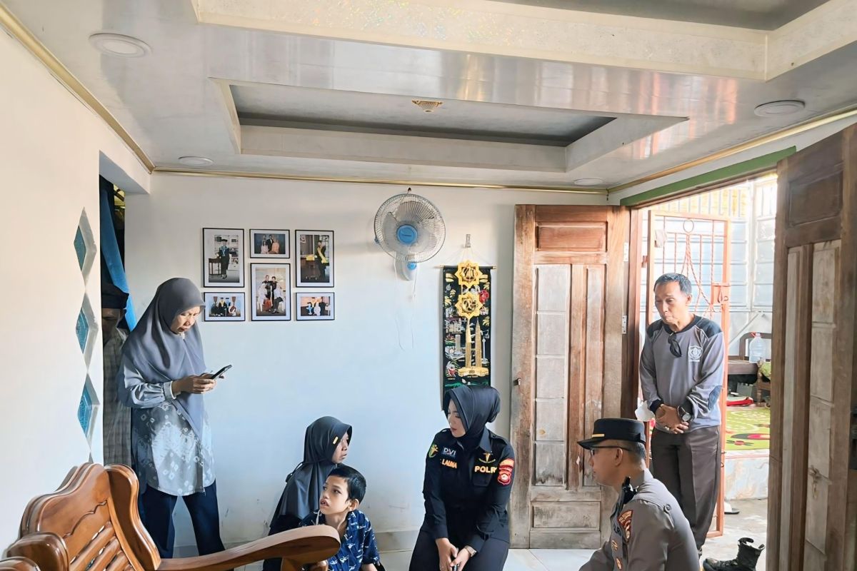 Polrestabes Palembang jalankan  program berbagi kursi roda tiap Jumat