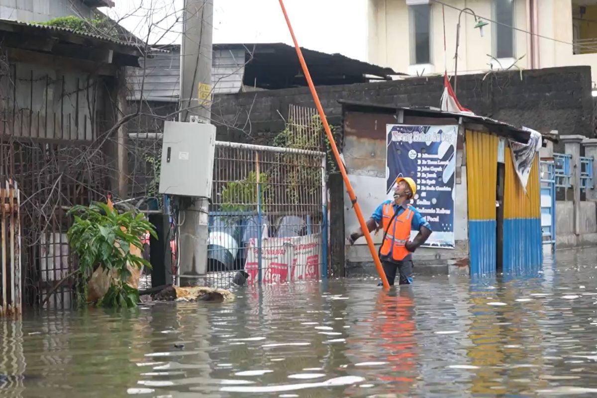PLN Jateng DIY amankan kelistrikan dan salurkan bantuan sembako untuk korban banjir