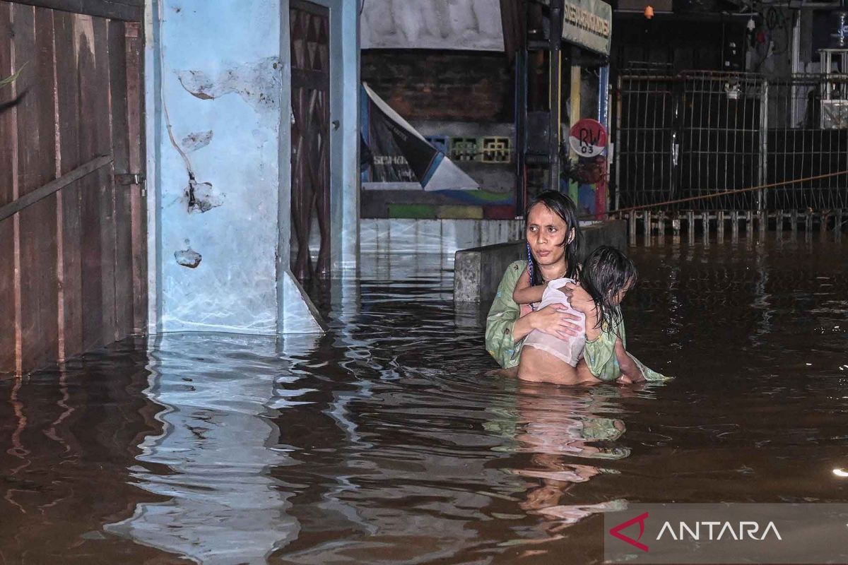 Hujan deras guyur Jakarta, sebanyak 54 RT di Jakarta Selatan dan Timur terendam banjir