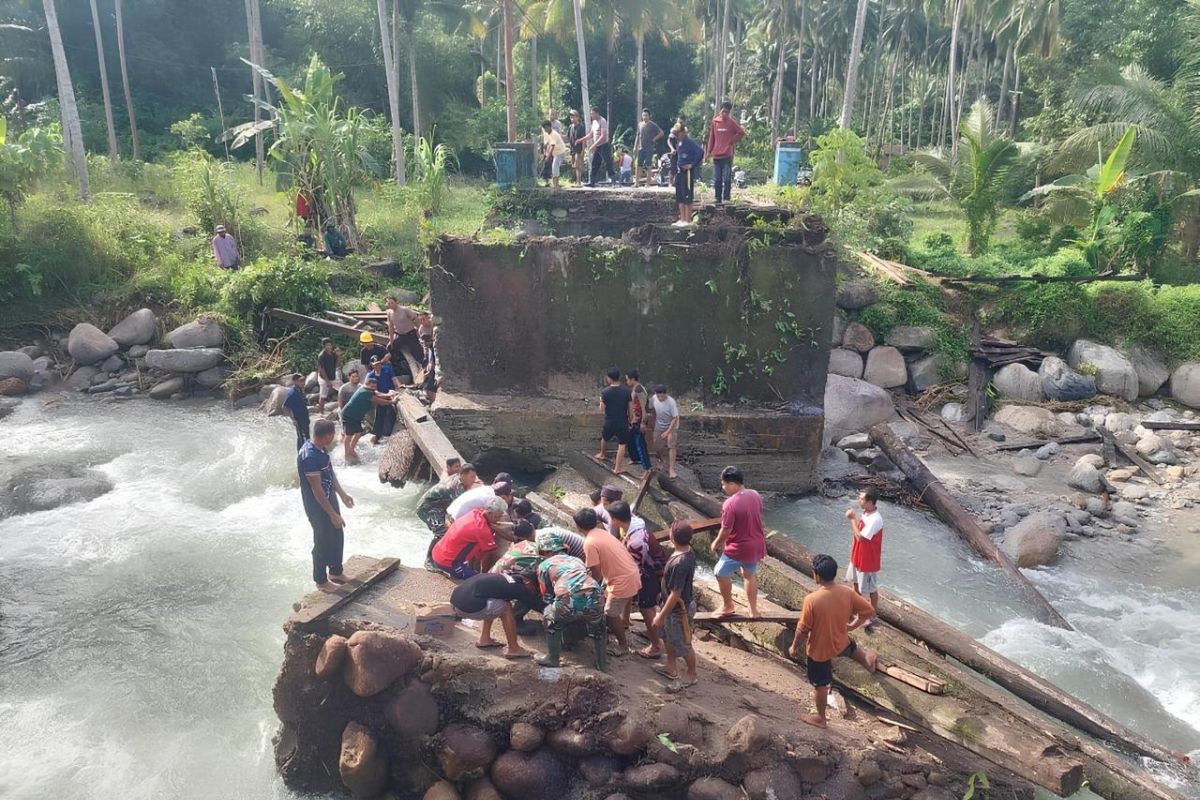 Dua jembatan putus akibat banjir di Malangga Tolitoli